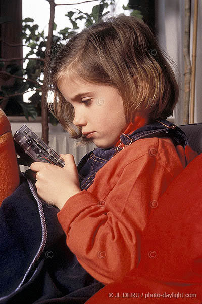 petite fille  avec son gameboy - little girl with her gameboy